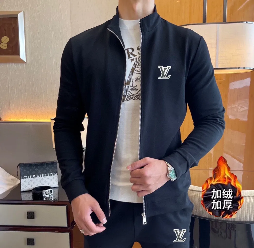 🅿️460 brand [LV Louis Vuitton] (velvet and thickened) 2025 autumn and winter new products, celebrities’ favorite fashion-flavored casual suits, clean and neat tailoring, full of urban style. Made of high-quality customized fabrics, the inner warmth is excellent, the hand feels soft and dry, and the upper body effect is crisp and stylish. The three-dimensional cutting process and the pattern are all of high standards, and the silhouette version has the right benefits! It is not tight at all, and you feel good when you wear it. So many top-quality raw materials create high-end products with unparalleled value. It is the first choice for high-end fashion people. (Size: M-4XL can wear up to 200 pounds)